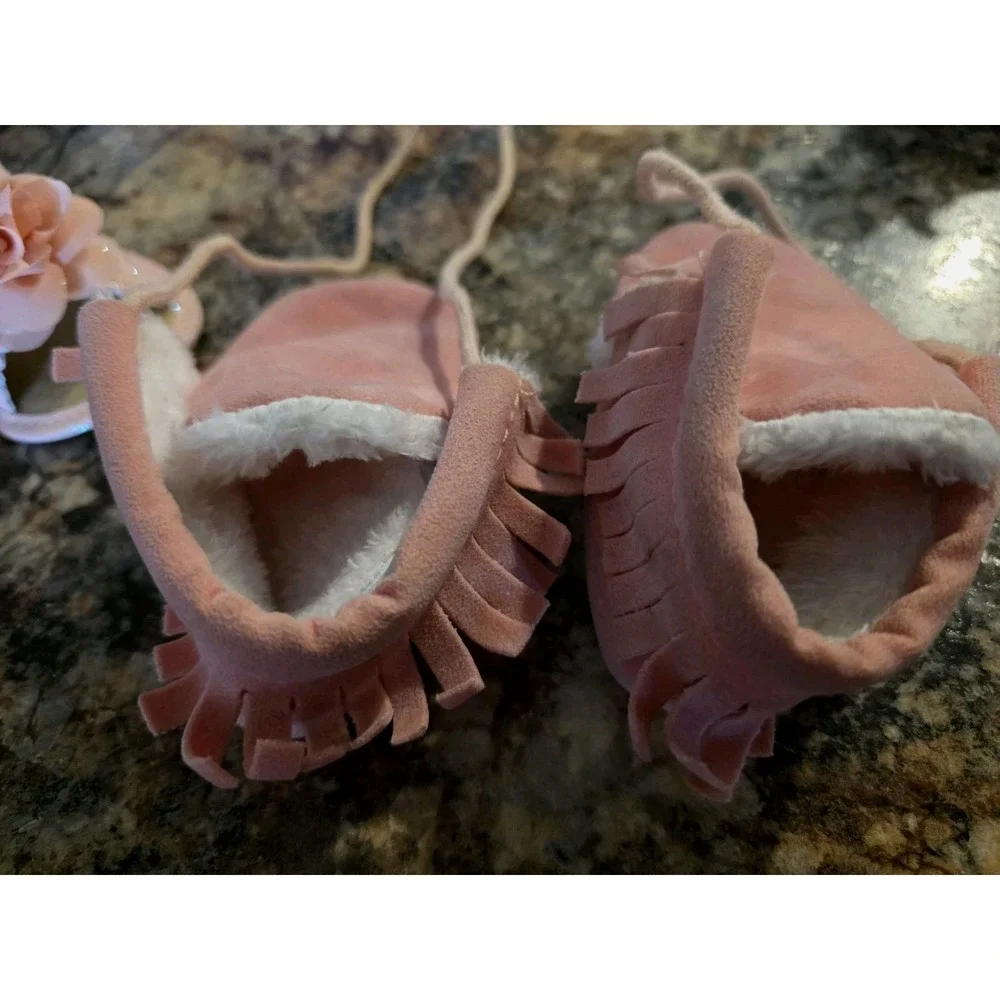 Lot of 2 baby girl shoes.sandal mocosin. Light pink size 2